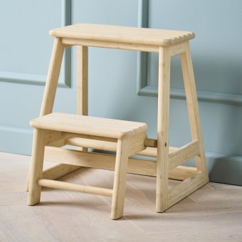 Snygg stegpall i bambu. Skala från Cinas - hos Balkongshoppen