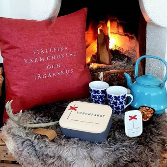 Stikkan Design Kuddfodral Fjällfika varm choklad och jägarsnus Röd