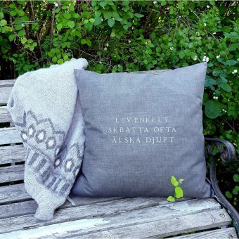 Stikkan Design Kuddfodral Lev enkelt skratta ofta älska djupt