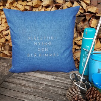 Stikkan Design Kuddfodral Fjälltur -nysnö och blå himmel