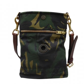 Oscar Borgström Flat Bag Axelremsväska 23x28x4cm oljevaxad vintage canvas camouflage
