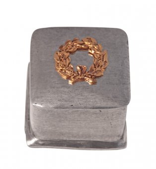 Munka Sweden Fyrkantig ask i tenn med guldfärgad lagerkrans på locket