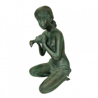 Mr Fredrik Fontän kvinna knäböjande med urna 54cm