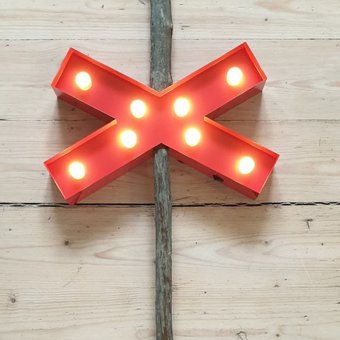 Stikkan Design Ledkrysslampa röd