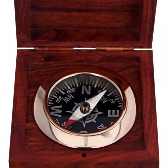 Gusums Messing Kompass i mässing inklusive träask