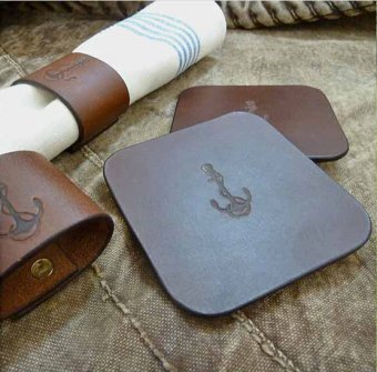 Glasunderlägg och servettringar i läder