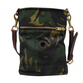 Oscar Borgström Flat Bag Axelremsväska 30x37x4cm oljevaxad vintage canvas camouflage