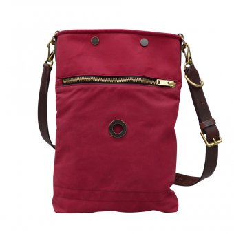 Oscar Borgström Flat Bag Axelremsväska 23x28x4cm oljevaxad vintage canvas Ruby Red